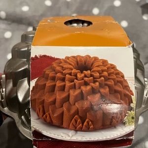 NordicWare chrysanthemum bundt pan